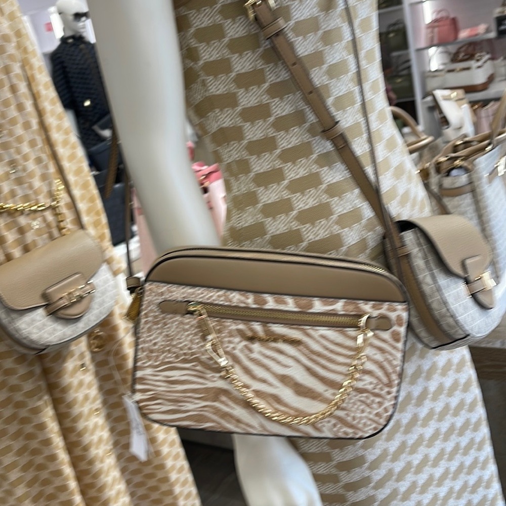 MICHAEL KORS JET SET LARGE EAST WEST ZIP POCKET CHAIN XBODY 
CAMEL
NWT - Picture 3 of 16